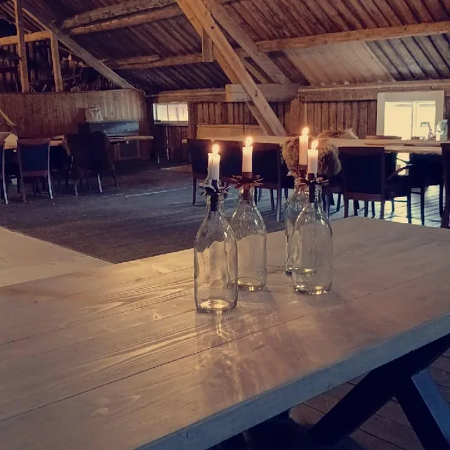 Tente lys på benk i låve